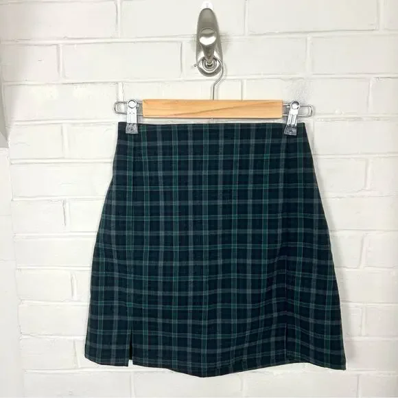 Brandy Melville Green Plaid Mini Skirt - Picture 2 of 10
